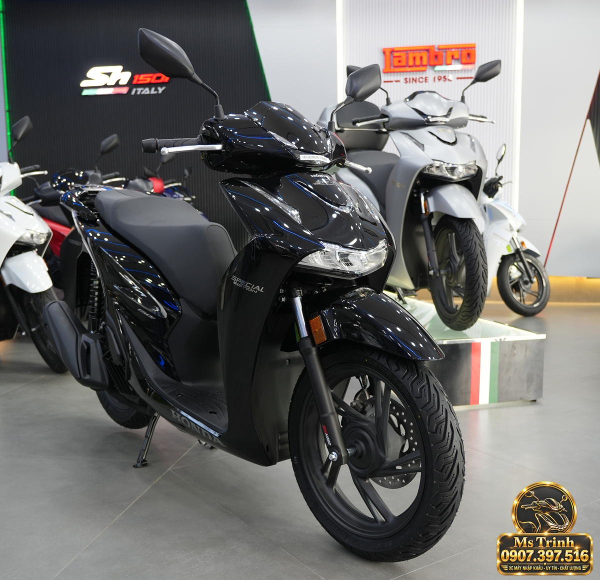 Honda SH150i Ý đen bóng 2027 tại Hà Nội - Sơn bóng lịch sự, tiện ích cho mỗi ngày
