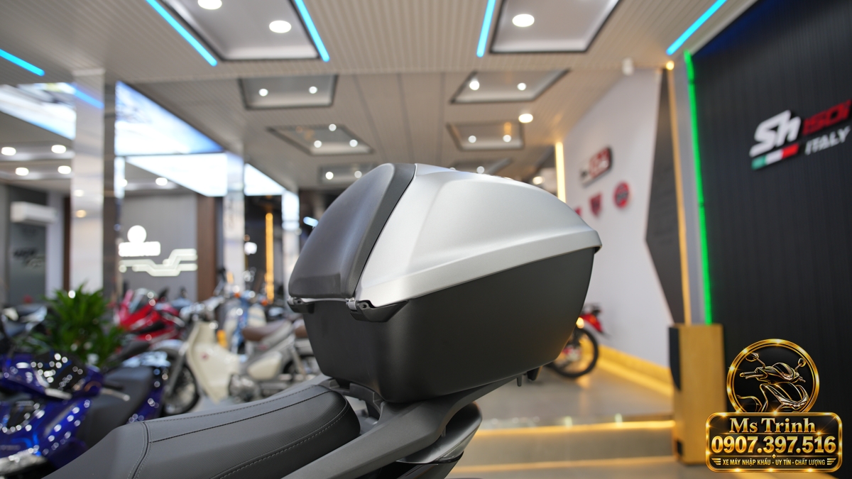 Honda SH150i Ý xám bạc 2027 tại Hà Nội - Nhập Ý, tem vàng sang trọng, giá tốt