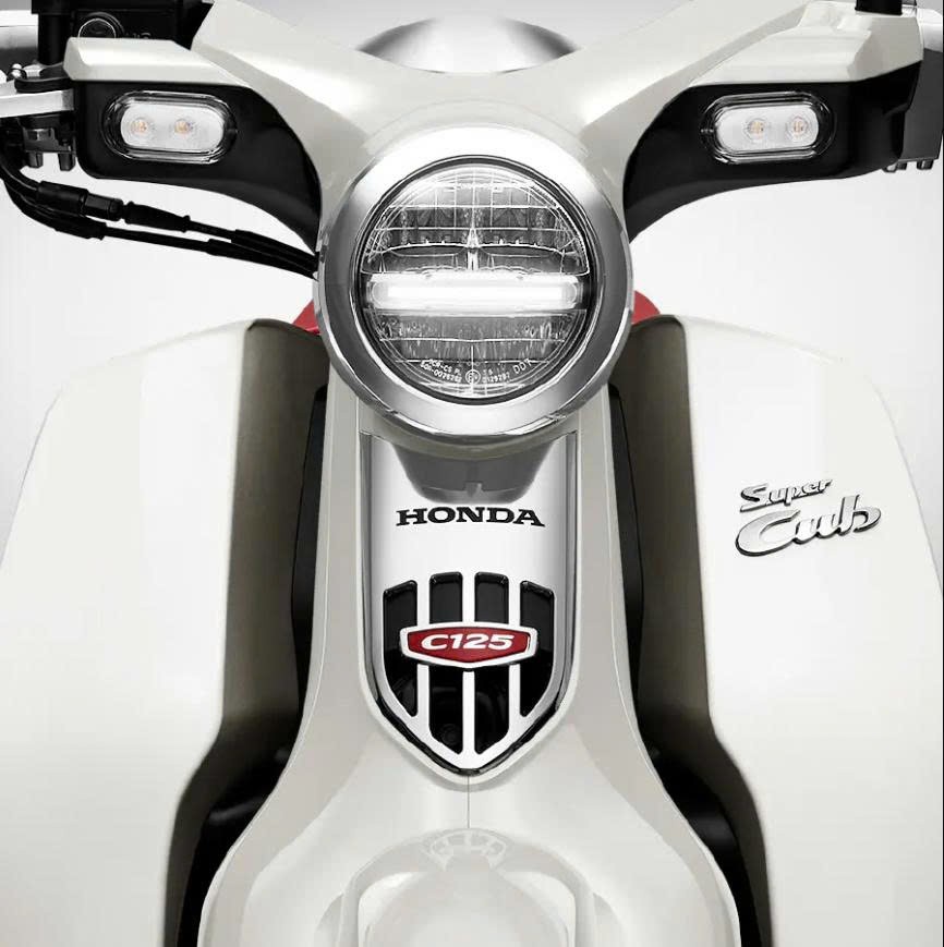 Honda Super Cub 125 Custom Edition Thái Lan 2025 màu trắng tại Hà Nội