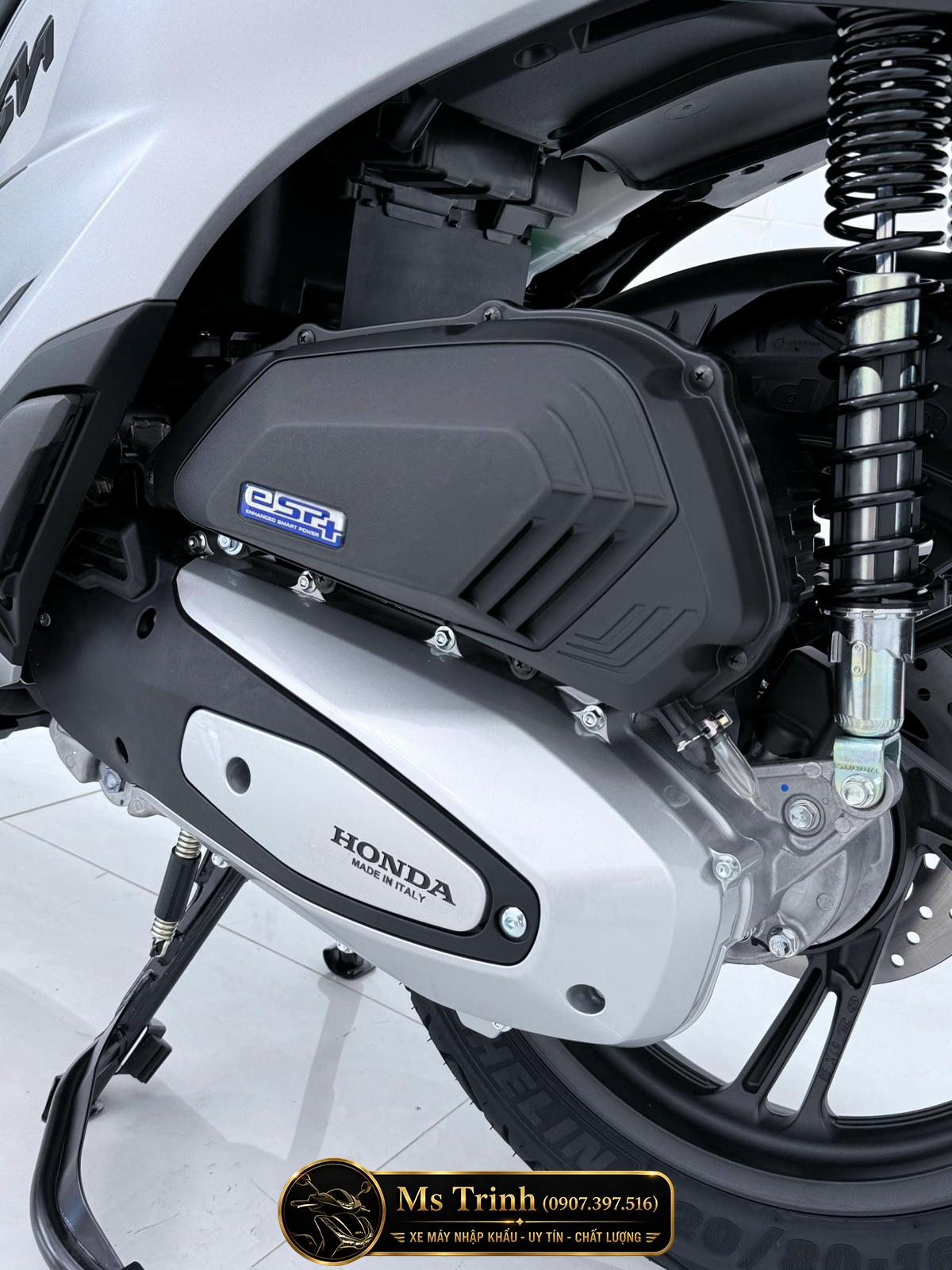 Ốp máy Honda SH150i HMR màu bạc với chữ Made in Italy Động cơ eSP+ Honda SH150i nhập Ý có logo Honda và Made in Italy