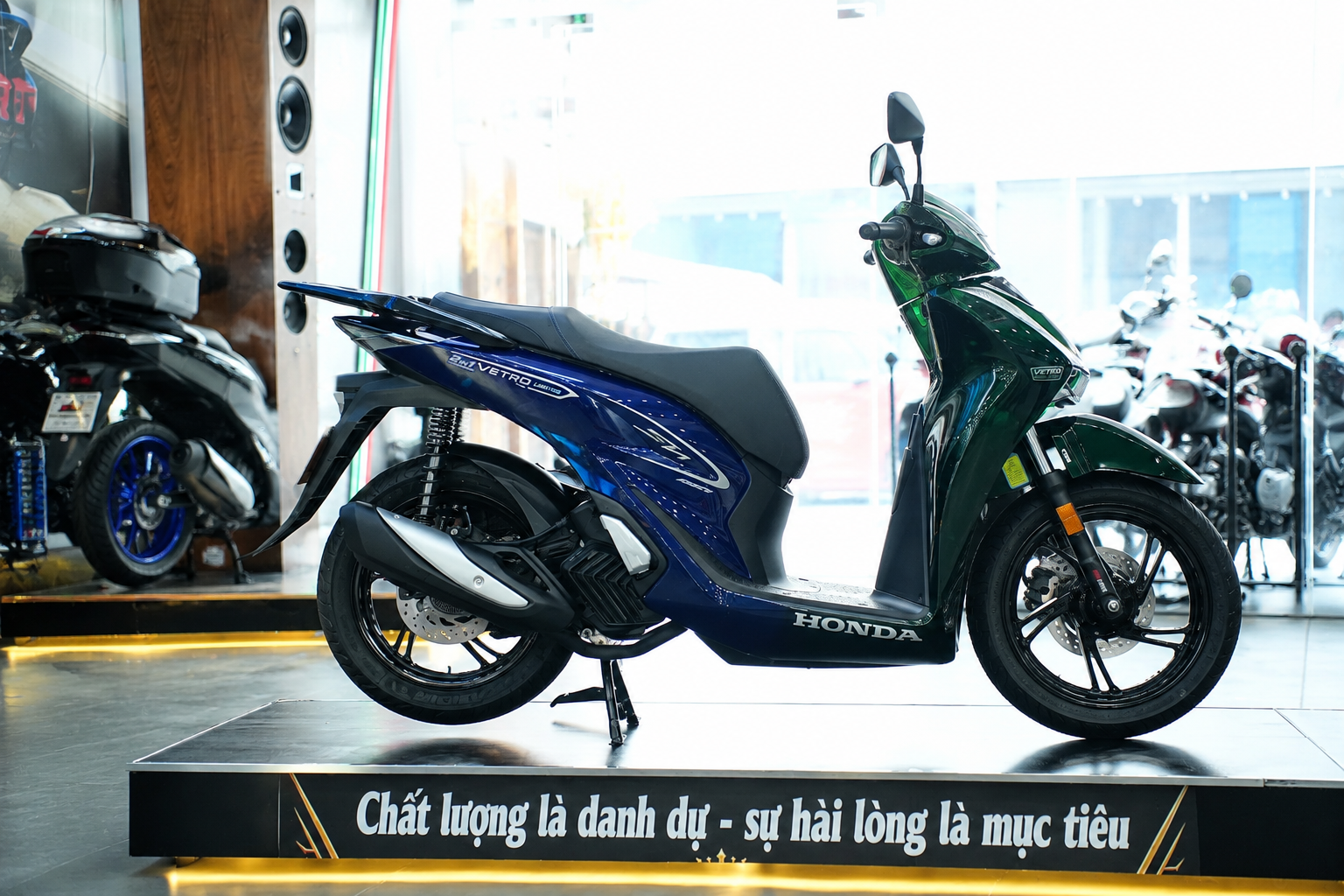 Cận cảnh Honda SH150i Green Sapphire phối hai sắc xanh Vetro đặc trưng