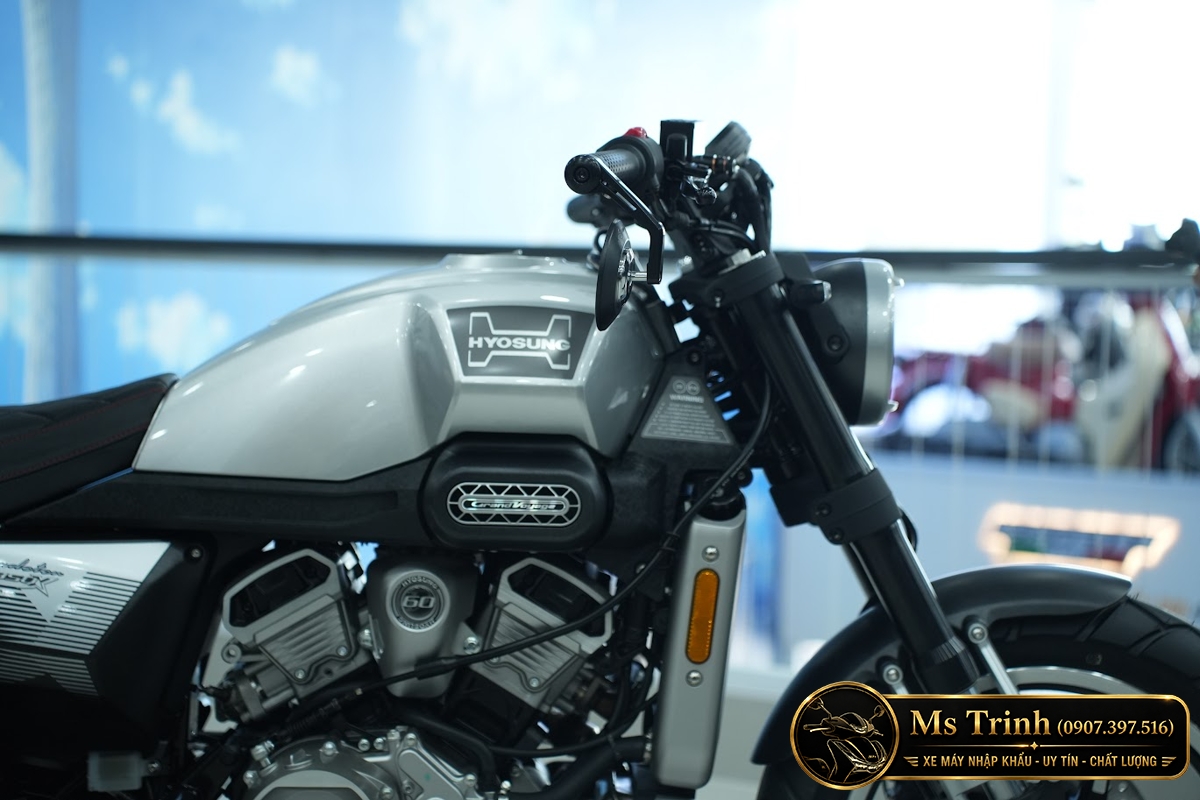 Hyosung GV350X màu bạc nổi bật với vẻ ngoài hiện đại và các chi tiết cơ khí mạnh mẽ.