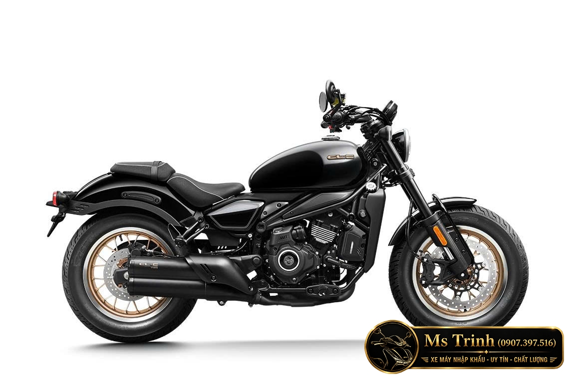 CFMoto 450CL-C AMT màu đen phối mâm đồng nhìn ngang trên nền trắng tối giản
