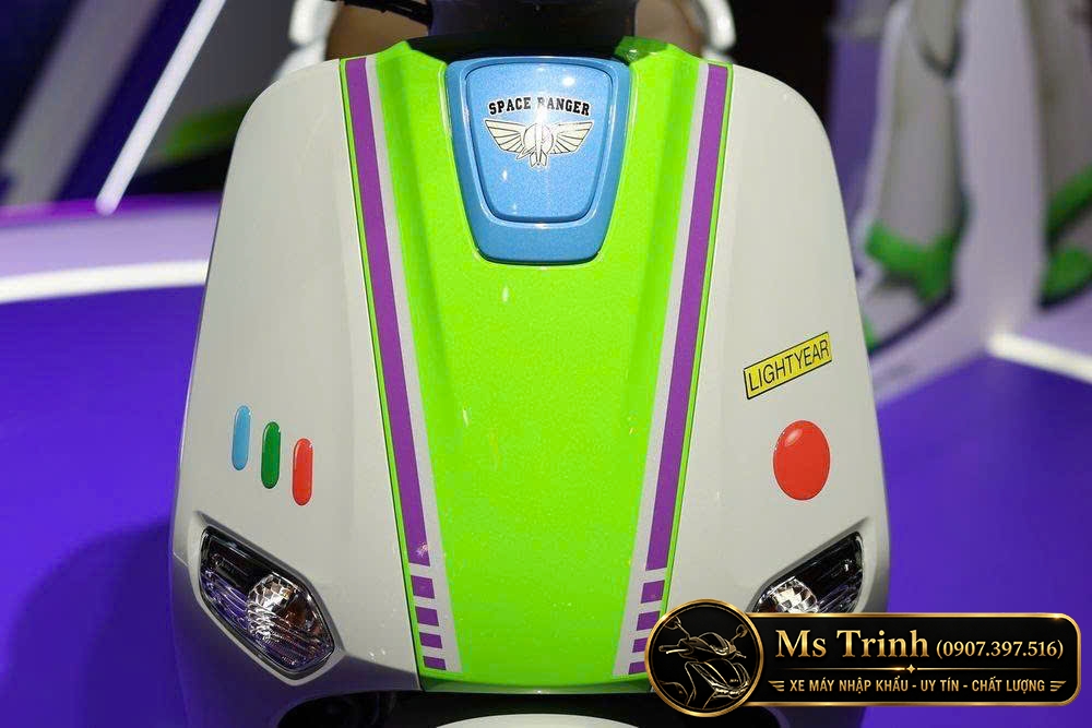 Honda Giorno Toy Story Buzz Lightyear trưng bày với nền không gian