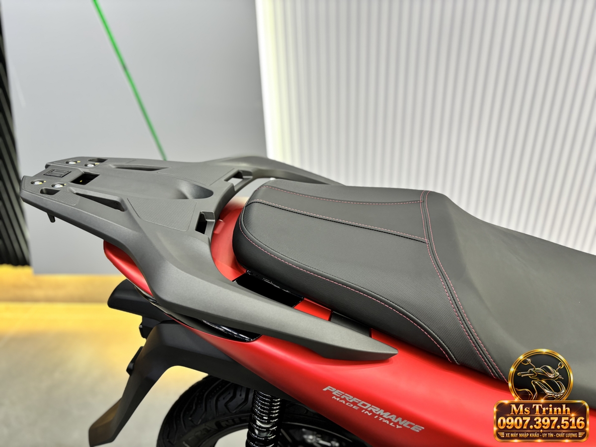 Hình ảnh thực tế Honda SH150i Ý màu đỏ model 2027 trong bộ ảnh showroom CubShop Premium