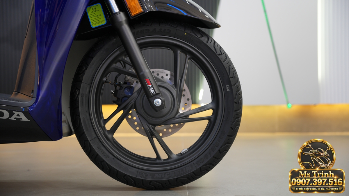 Bánh trước Honda SH150 Vetro Blue 2027 sử dụng mâm đen, lốp 16 inch và phanh đĩa