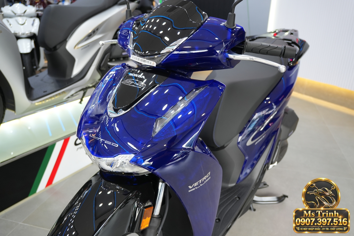 Honda SH150i Ý Vetro Blue Sapphire model 2027 trưng bày với dàn áo xanh và chi tiết đen